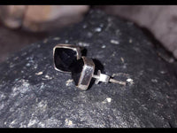 Load image into Gallery viewer, Ohrstecker Onyx Quadrat 8 mm 925er Sterlingsilber Rand facettiert schwarz gewölbt - chic - net.de
