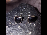 Load image into Gallery viewer, Ohrstecker Onyx Quadrat 8 mm 925er Sterlingsilber Rand facettiert schwarz gewölbt - chic - net.de

