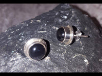 Load image into Gallery viewer, Ohrstecker Onyx schwarz rund 10 mm 925er Sterling Silber Kerben Rand diagonal - chic - net.de
