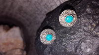 Cargar imagen en el visor de la galería, Ohrstecker Türkis Stein rund, silber Rand Blume Kreise Ohrringe 925er Sterlingsilber - chic - net.de
