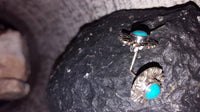 Cargar imagen en el visor de la galería, Ohrstecker Türkis Stein rund, silber Rand Blume Kreise Ohrringe 925er Sterlingsilber - chic - net.de
