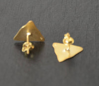 Load image into Gallery viewer, Ohrstecker vergoldet 925 Silber Dreieck wellig - chic - net.de
