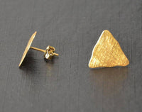 Load image into Gallery viewer, Ohrstecker vergoldet 925 Silber Dreieck wellig - chic - net.de
