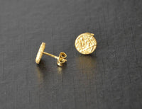 Load image into Gallery viewer, Ohrstecker vergoldet 925 Silber Scheibe uneben 9mm - chic - net.de
