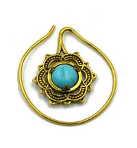 Load image into Gallery viewer, Piercing Ohrhänger Messing Lotus Spirale Türkis Stein - chic - net.de
