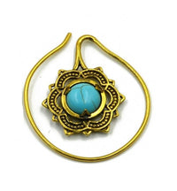 Load image into Gallery viewer, Piercing Ohrhänger Messing Lotus Spirale Türkis Stein - chic - net.de
