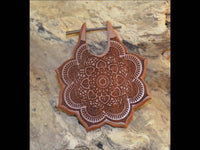 Load image into Gallery viewer, Pin Creolen Stick Ohrringe Holz Mandala Blume 1.6mm groß - chic - net.de
