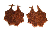 Load image into Gallery viewer, Pin Creolen Stick Ohrringe Holz Mandala Blume 1.6mm groß - chic - net.de
