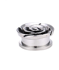 Load image into Gallery viewer, A Plug Schraubplug Edelstahl silber Rose Blüte groß ribbed, featuring a silver rose blossom with detailed dark accents, displayed on a white background—ideal for a striking lobe piercing.
