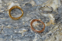 Cargar imagen en el visor de la galería, Segmentring Piercing Kristalle unten Edelstahl Gold PVD - chic - net.de
