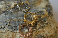 Cargar imagen en el visor de la galería, Segmentring Piercing Kugelspitze Edelstahl Gold PVD - chic - net.de
