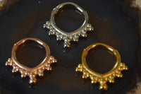 Cargar imagen en el visor de la galería, Segmentring Piercing Kugelspitze Edelstahl Gold PVD - chic - net.de
