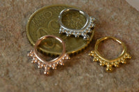 Cargar imagen en el visor de la galería, Segmentring Piercing Kugelspitze Edelstahl Gold PVD - chic - net.de
