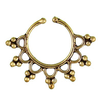 Cargar imagen en el visor de la galería, Septum Fake Piercing Nasenringe Bögen Dreiecke Messing goldfarben nickelfrei antik exotisch Ohrring - chic - net.de
