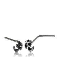 Load image into Gallery viewer, Silber Nasenstecker 0,8 mm Nostril Om L - Form Nasenpiercing - chic - net.de
