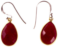 Cargar imagen en el visor de la galería, Silberohrringe vergoldet Tropfen Stein Rubin rot facettiert 925 Sterling Silber Ohrringe - chic - net.de
