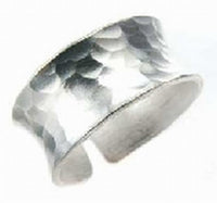 Load image into Gallery viewer, Silberring 10mm gehämmert gewölbt Schuppen offen Ring - chic - net.de
