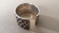 Load image into Gallery viewer, Silberring Muster Rauten dunkel oxidiert 925er Sterling Silber Damen Silberschmuck Ringe - chic - net.de
