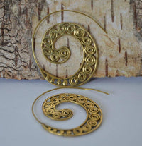 Load image into Gallery viewer, Spiralen Ohrringe acht Kugeln Messing Brass antik golden nickelfrei Piercing Tribal - chic - net.de
