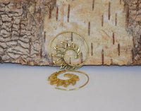 Load image into Gallery viewer, Spiralen Ohrringe Brass Wellen hohle Tropfen antik golden Tribal Piercing - chic - net.de
