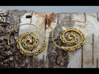Cargar imagen en el visor de la galería, Spiralen Ohrringe liegend Kerbe Messing Brass antik golden nickelfrei Tribal Piercing Schmuck - chic - net.de
