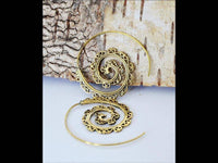 Cargar imagen en el visor de la galería, Spiralen Ohrringe liegend Kerbe Messing Brass antik golden nickelfrei Tribal Piercing Schmuck - chic - net.de
