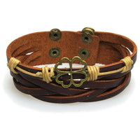 Load image into Gallery viewer, Surfer Lederarmband geflochten braun Brass Kleeblatt Schnur hell verstellbar Leder breit nickelfrei - chic - net.de
