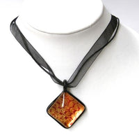 Load image into Gallery viewer, Glasanhänger mit Stoffkette, Rot mit Muster, quadratisch, 3,3x3,3cmØ
