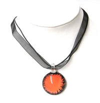 Load image into Gallery viewer, Glasanhänger mit Stoffkette, Rot mit Strichmuster, rund, 3cmØ
