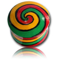 Load image into Gallery viewer, The Holz Plug bemalt Spirale grün rot gelb Tribal Tunnel Unisex Ohrschmuck aus Teakholz zeigt eine glänzende Oberfläche mit einer Spiral-Malerei in Rot, Gelb und Grün – ein ausdrucksstarker Ohrstecker im Reggae-Stil.
